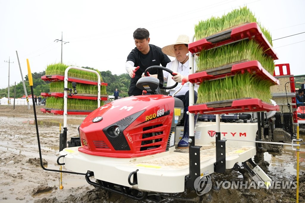 이앙기 타고 모내기하는 윤석열 대통령
