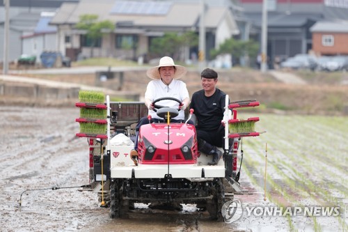 Yoon takes part in rice planting with young farmers