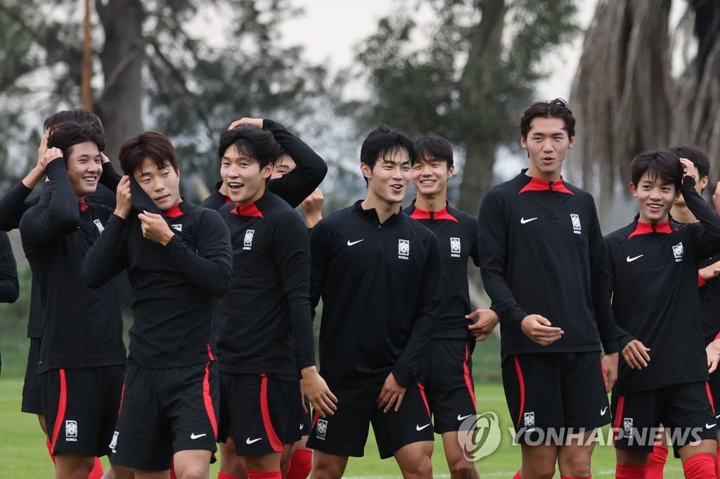 South Korean players wrap up a training session for the FIFA U-20 World Cup at Estancia Chica training complex in La Plata, eastern Argentina, on June 7, 2023. (Yonhap)