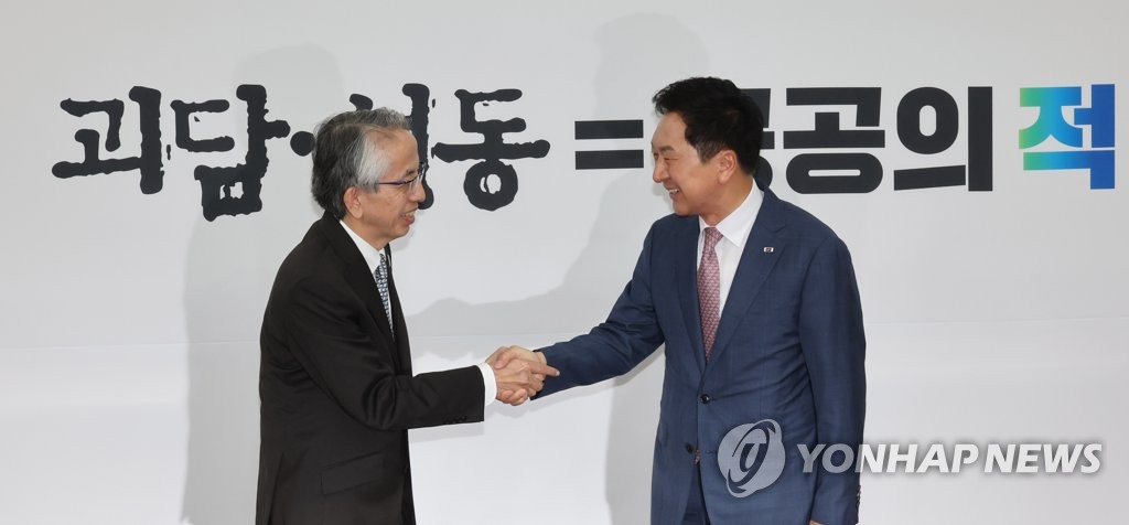 아이보시 고이치 주한일본대사와 악수하는 김기현 대표