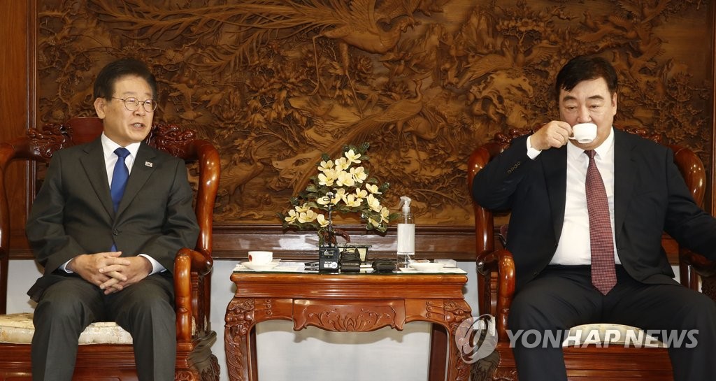 Lee Jae-myung (L), leader of South Korea's main opposition Democratic Party, meets with China's Ambassador to Seoul Xing Haiming at the latter's residence in central Seoul on June 8, 2023. (Pool photo) (Yonhap)