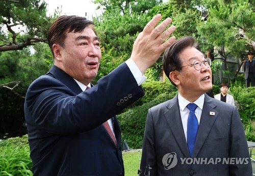 Lee et Xing Haiming