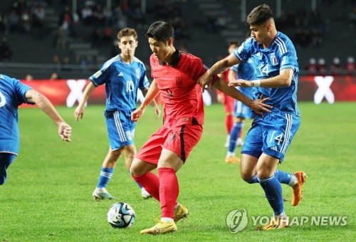 Lee Young-jun (de rojo), de la selección surcoreana, controla el balón ante Gabriele Guarino, de la selección italiana, durante la semifinal de la Copa Mundial Sub-20 de la FIFA disputada, el 8 de junio de 2023 (hora local), en el Estadio Único Diego Armando Maradona, en La Plata, en el este de Argentina.