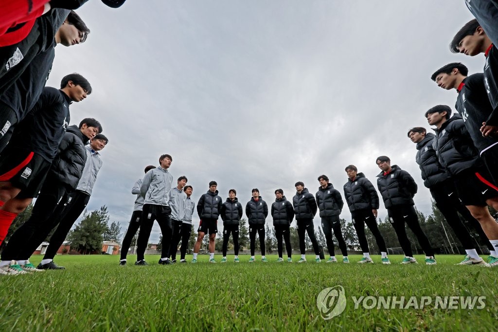 South Korean players huddle around their coaches before a training session for the FIFA U-20 World Cup in La Plata, Argentina, on June 9, 2023. (Yonhap)