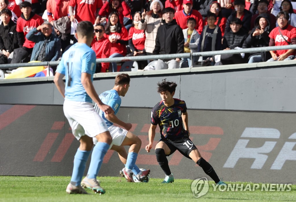 Bae Jun-ho of South Korea (R) controls the ball against Israel during the teams' third-place match at the FIFA U-20 World Cup at La Plata Stadium in La Plata, Argentina, on June 11, 2023. (Yonhap)