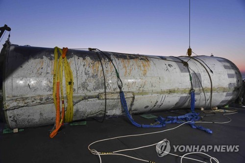 북한 '우주발사체' 2단부 어젯밤 서해서 인양