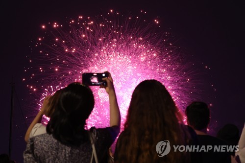 불볕더위도 못막은 50만 팬심…주말 서울 도심 달궜다