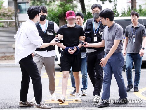 여객기 비상문 개방 시도 10대 구속…마약투약 혐의 추가