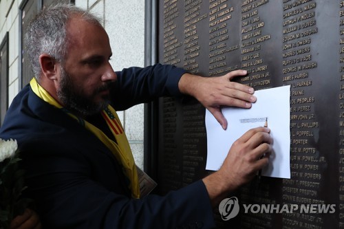 6·25 참전 美용사·유족 전쟁기념관 방문…전자사 명비 탁본
