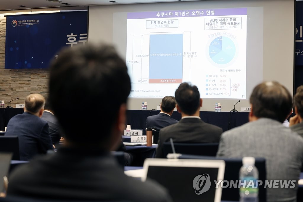 발표 듣는 참석자들