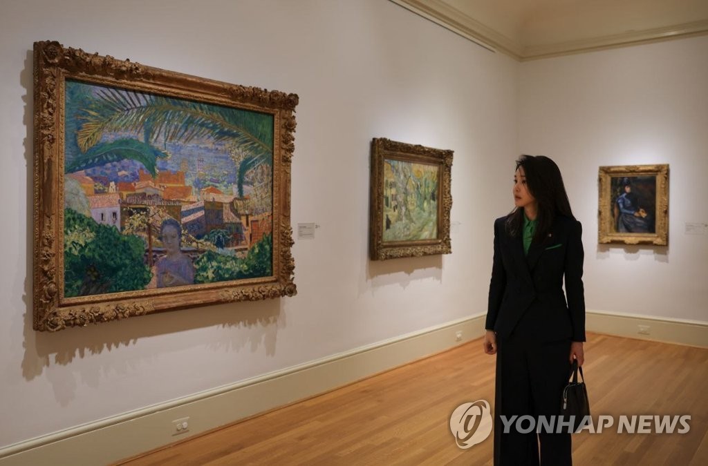 Esta foto de archivo, proporcionada por la oficina presidencial, muestra a la primera dama de Corea del Sur, Kim Keon Hee, visitando la Colección Phillips en Washington, DC, en abril de 2023, cuando su esposo, el presidente Yoon Suk Yeol, realizó una visita de estado a los Estados Unidos.  El 26 de junio de 2023, Artnet News, una empresa de medios especializada en arte de EE. UU., publicó una entrevista escrita con Kim bajo el título de "Kim Keon Hee, la primera dama de Corea amante del arte y 'vendedora de K-Culture', habla sobre Mark Rothko y la diplomacia Moon-Jar." (FOTO NO A LA VENTA) (Yonhap)