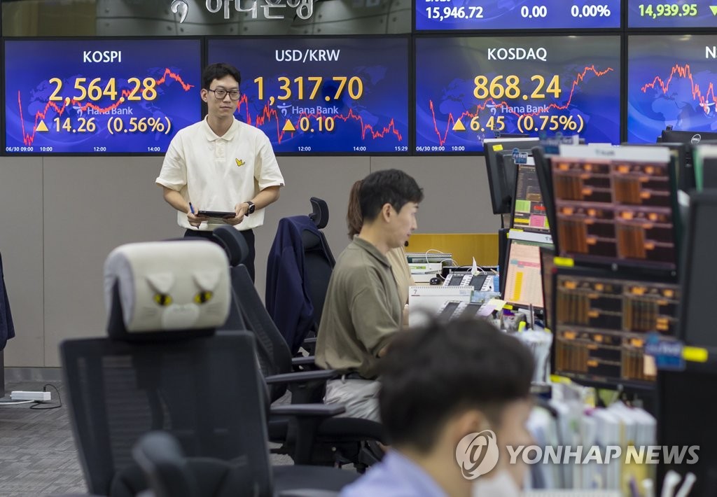 코스피, 0.56% 상승 마감…2,560대