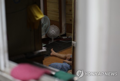 에어컨 꿈도 못꾸는 쪽방촌…공원 산들바람에 "시원하다"