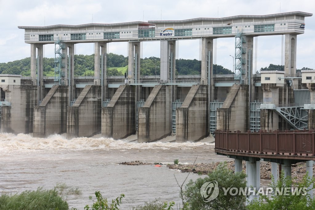 Esta foto de archivo, tomada el 5 de julio de 2023, muestra el agua que sale de una represa en la ciudad fronteriza de Yeoncheon, provincia de Gyeonggi.  (Yonhap)