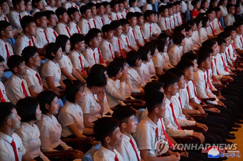 Los jóvenes norcoreanos se reúnen en el Salón Central de la Juventud en Pyongyang el 5 de julio de 2023 para recordar y elogiar al fundador de Corea del Norte, Kim Il-sung, antes de que el Norte conmemore el 29 aniversario de la muerte del exlíder el 8 de julio, en esta foto publicada. por la Agencia Central de Noticias de Corea del Norte.  (Para uso exclusivo en la República de Corea. Sin redistribución) (Yonhap)