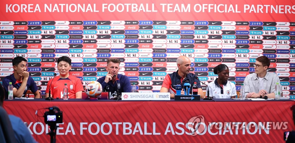 평가전 앞두고 기자회견하는 한국-아이티