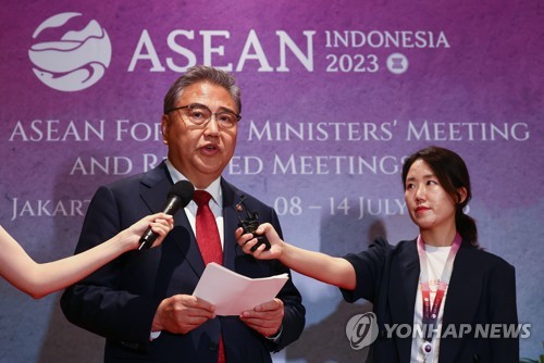 اجتماع وزيري خارجية كوريا الجنوبية واليابان في جاكرتا لمناقشة قضية «فوكوشيما» واستفزازات كوريا الشمالية