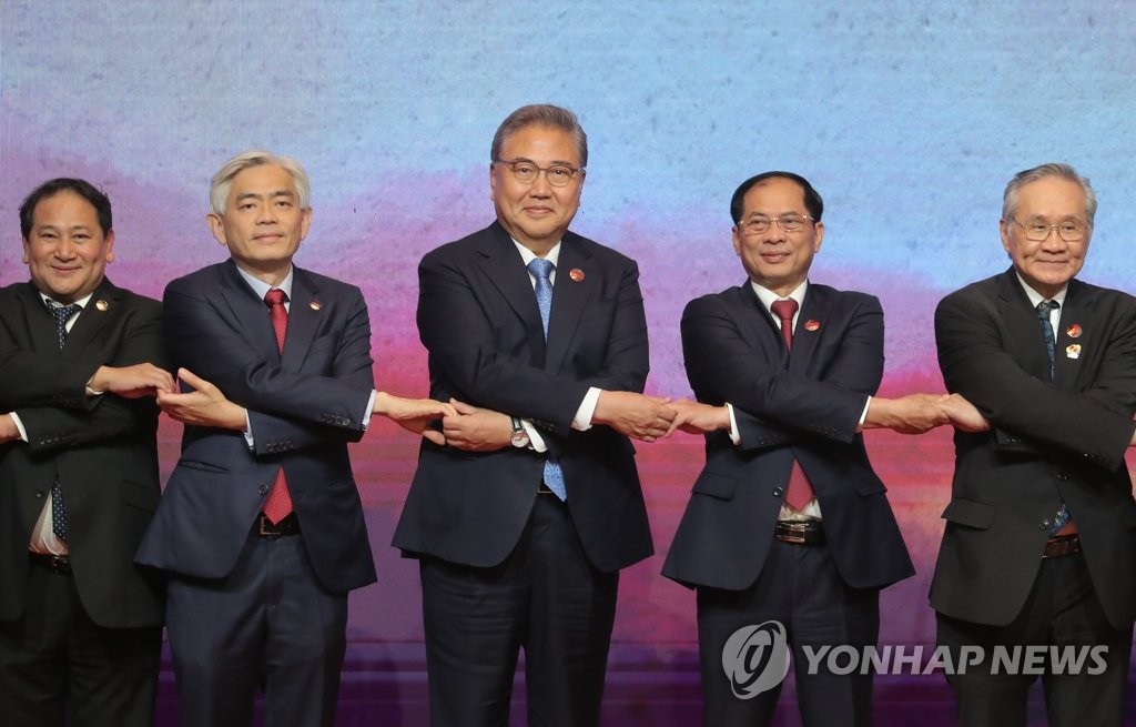 El ministro de Relaciones Exteriores de Corea del Sur, Park Jin (centro), posa para las fotos antes de sus conversaciones con los principales diplomáticos de los miembros de la Asociación de Naciones del Sudeste Asiático en Yakarta el 13 de julio de 2023. (Foto de grupo) (Yonhap)