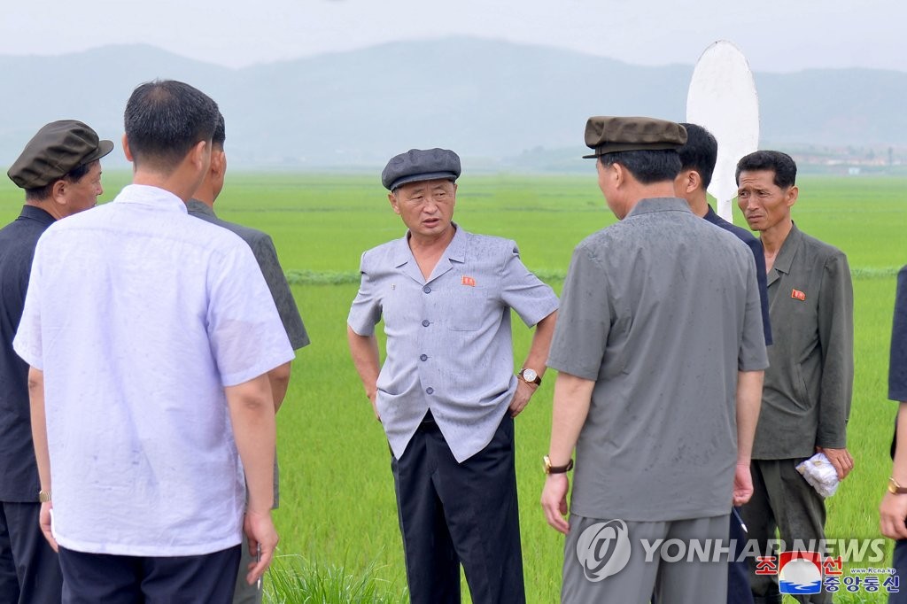 Esta foto, publicada por la Agencia Central de Noticias de Corea del Norte el 17 de julio de 2023, muestra al primer ministro de Corea del Norte, Kim Tok-hun (centro), inspeccionando una granja en la provincia de Hwanghae del Sur en medio de la temporada del monzón.  (Para uso exclusivo en la República de Corea. Sin redistribución) (Yonhap)