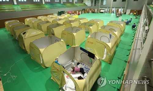 [현장] "언제 집으로 돌아갈 수 있으려나"…'또 비' 소식에 발만 동동
