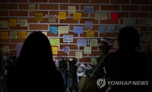 '교권추락' 멍드는 교사들…극단선택 동료 추모 물결(종합)