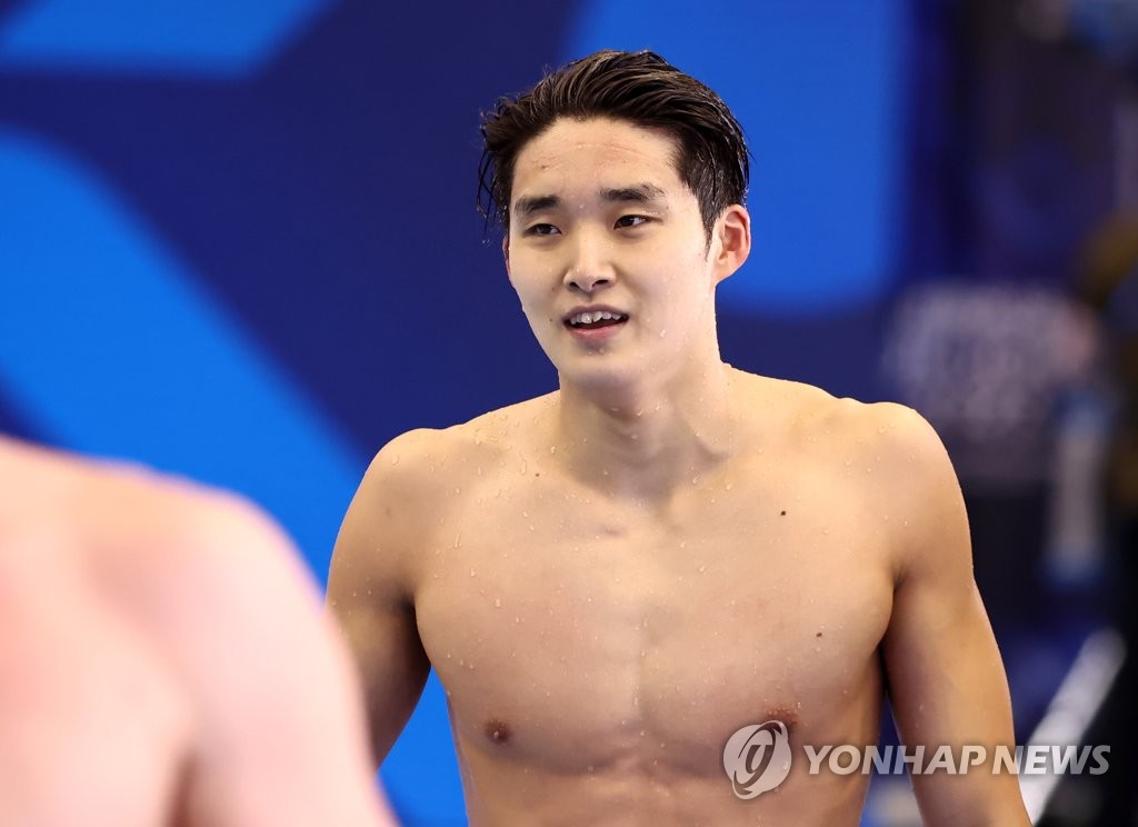 한국 김우민이 2023년 7월 23일 일본 후쿠오카 마린멧세 후쿠오카 홀 A에서 열린 세계수영선수권대회 남자 400m 자유형 결승에 출전한 후 수영장을 떠나고 있다. (연합)