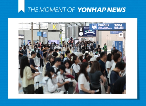  북적이는 인천공항 출국장