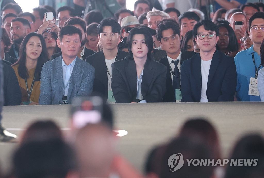 発表会には人気音楽グループ、ＢＴＳ（防弾少年団）のＳＵＧＡ（シュガ）さん（前列中央）の姿もあった＝２６日、ソウル（聯合ニュース）