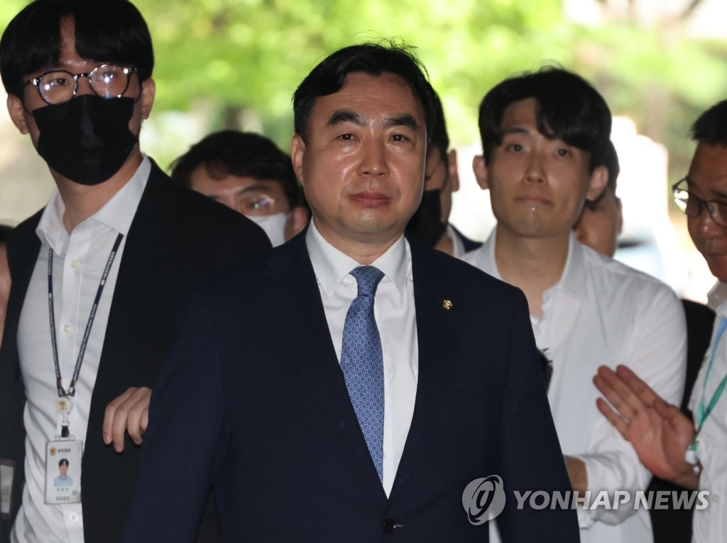Rep. Youn Kwan-suk (C) appears for a court hearing at the Seoul Central District Court on Aug. 4, 2023. (Yonhap)