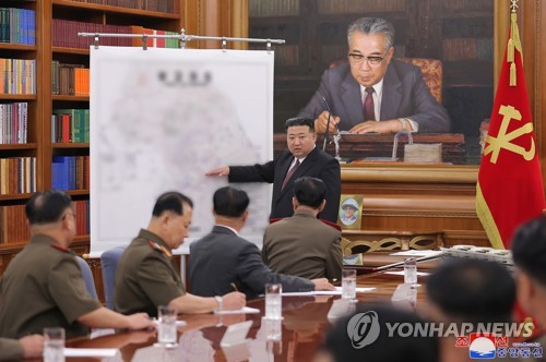 (جديد) الزعيم الكوري الشمالي يدعو إلى تعزيز الاستعدادات للحرب بطريقة "هجومية"