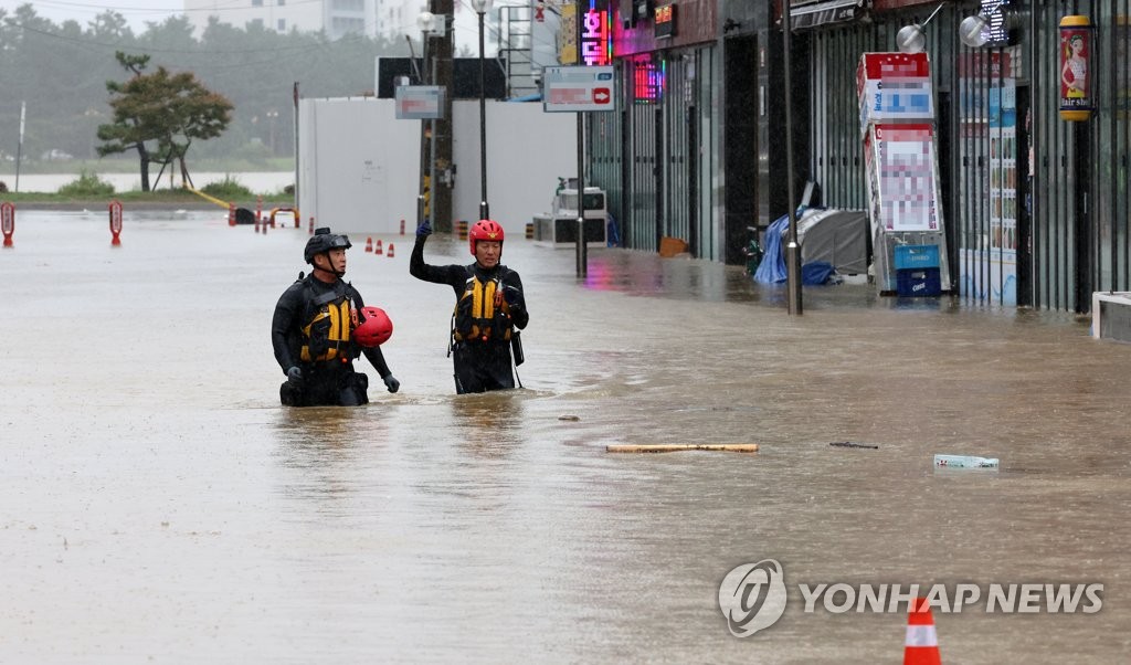 浸水地域で救助活動