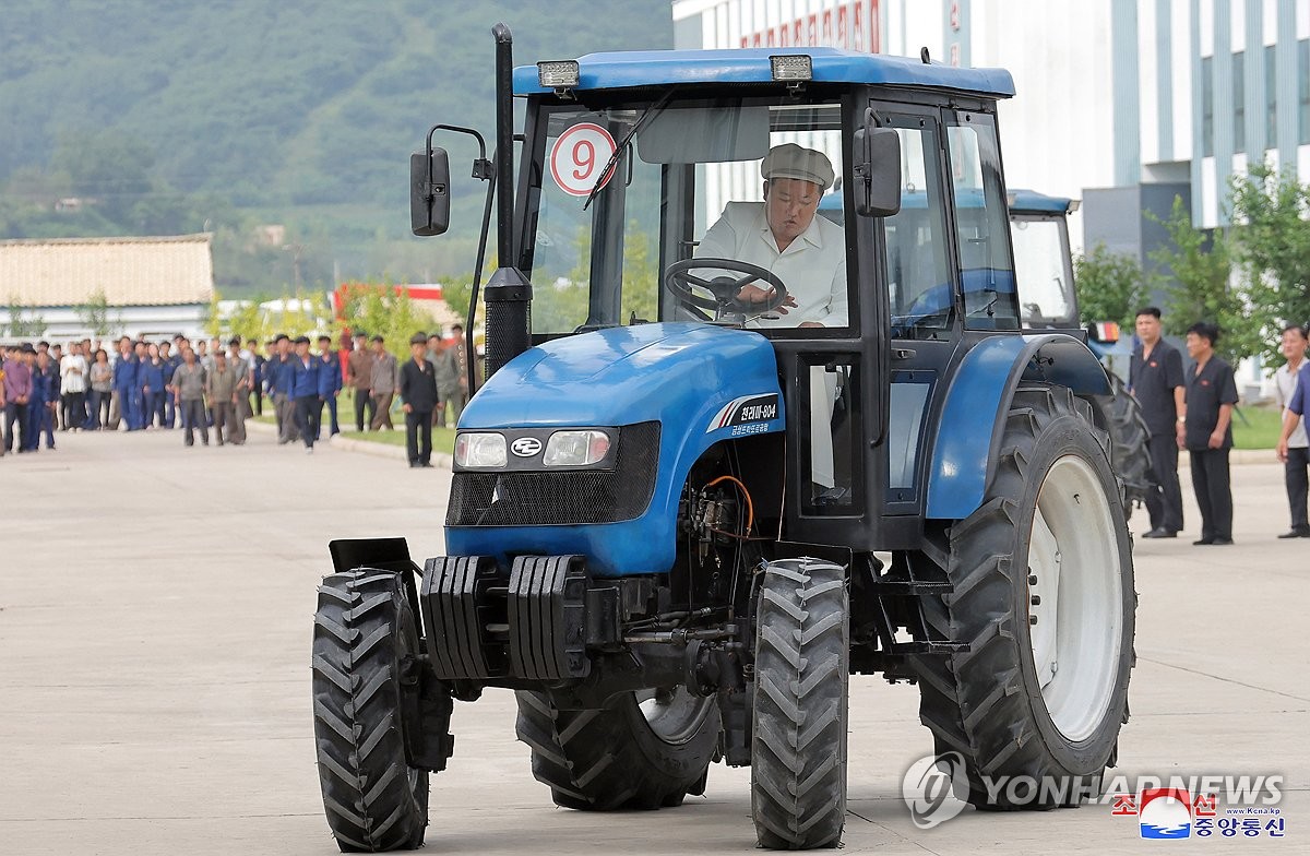 金正恩氏　トラクターを運転