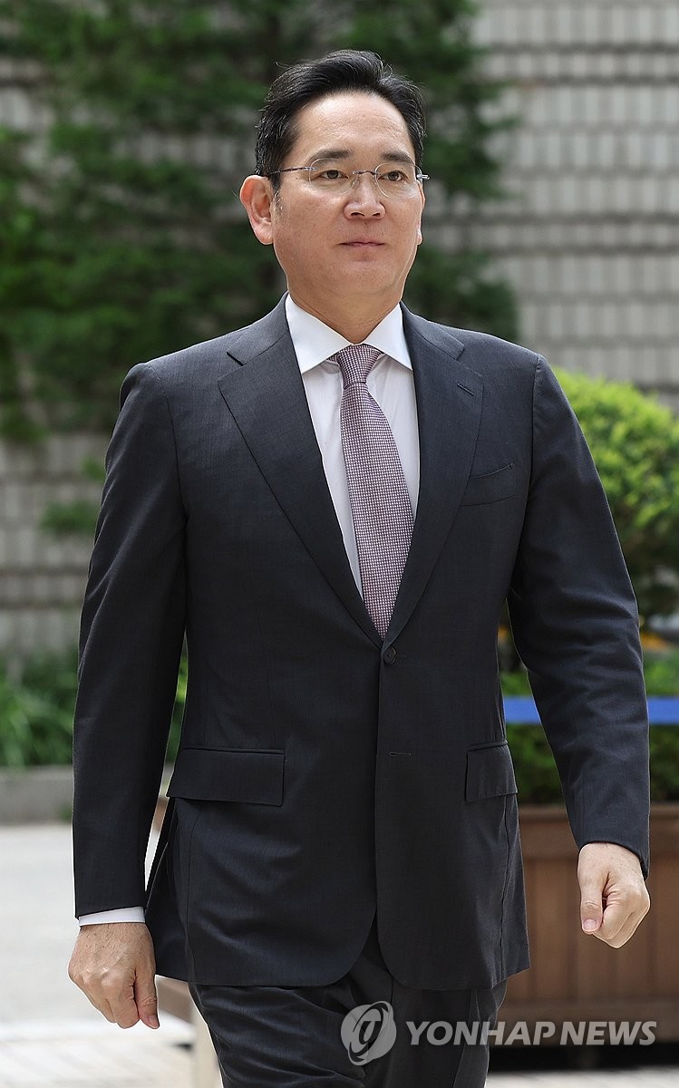 The file photo, taken Aug. 25, 2023, shows Samsung Electronics Co. Chairman Lee Jae-yong arriving at the Seoul Central District Court to attend a hearing over his alleged involvement in accounting fraud and stock manipulation during a merger of two Samsung affiliates. (Yonhap)