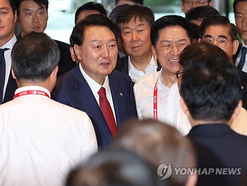 尹, 文정부 부실기업에 비유…"분식 회계에 내실 없어"