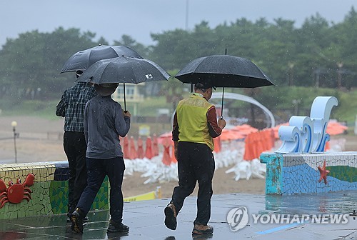 금요일 남부·제주에 비 이어져…중부내륙 등 출근길 짙은 안개
