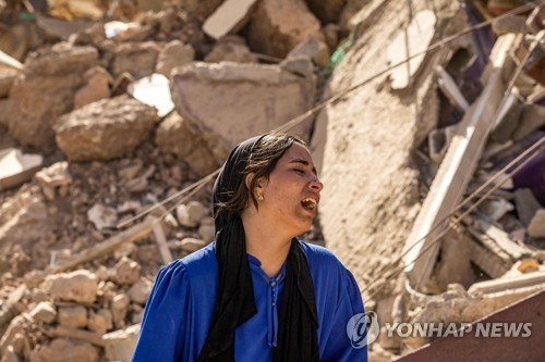 '모로코 강진' 잔해더미 앞에서 슬퍼하는 여성