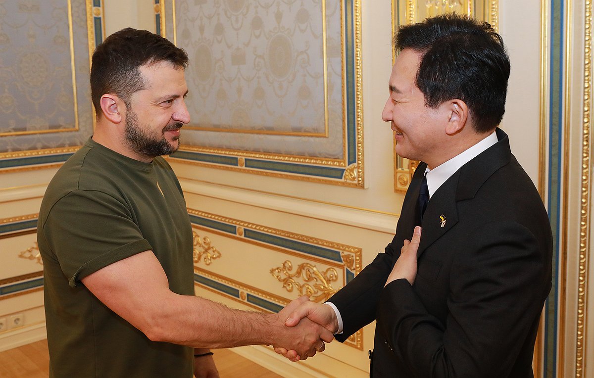 Ukrainian President Volodymyr Zelensky (L) shakes hands with South Korean Minister of Land, Infrastructure and Transport Won Hee-ryong during a meeting in Kyiv on Sept. 13, 2023, in this photo provided by the ministry. (PHOTO NOT FOR SALE) (Yonhap)