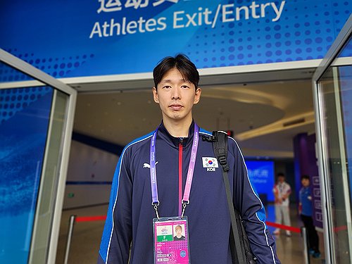 Han Sun-soo, setter on the South Korean men's national volleyball team, poses after an interview with Yonhap News Agency following a practice for the Asian Games at Linping Sports Centre Gymnasium in Hangzhou, China, on Sept. 18, 2023. (Yonhap)