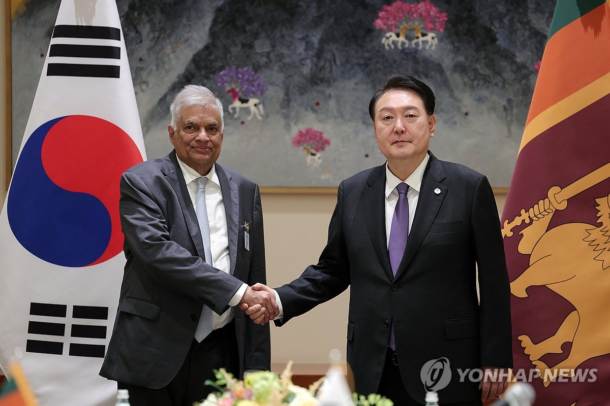 米ニューヨークで会談した韓国の尹大統領（右）とスリランカのウィクラマシンハ大統領＝１８日、ニューヨーク（聯合ニュース）