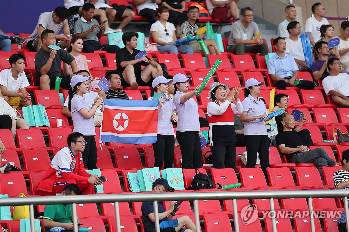 인공기 들고 응원하는 북한 응원단