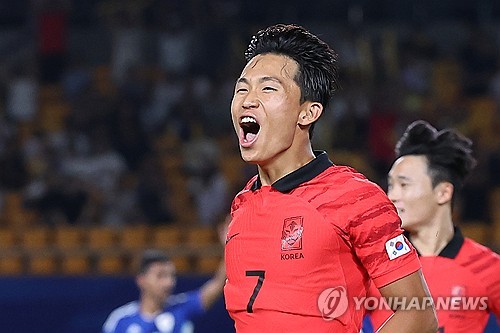Jeong Woo-yeong, de Corea del Sur, celebra su gol contra Kuwait, durante el partido del Grupo E de los Juegos Asiáticos, el 19 de septiembre de 2023, en el estadio de Jinhua, en China.