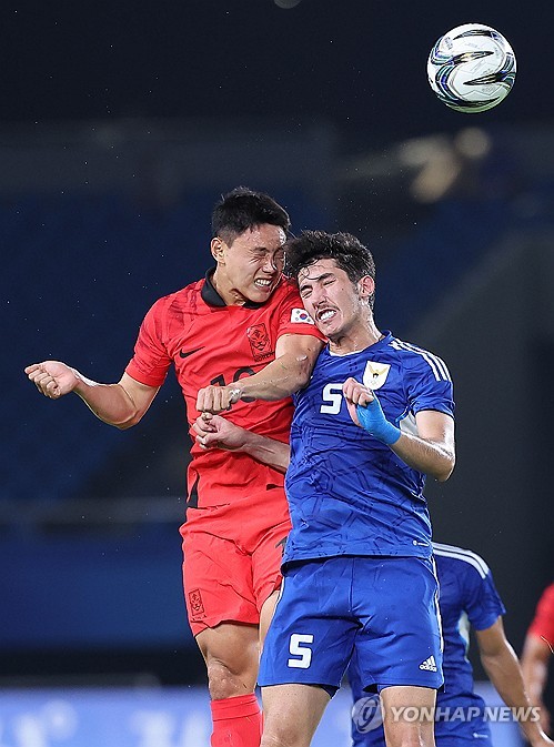 Cho Young-wook of South Korea (L) and Khaled Al-Fadhli of Kuwait battle for the ball during the teams' Group E match at the Asian Games at Jinhua Stadium in Jinhua, China, on Sept. 19, 2023. (Yonhap)
