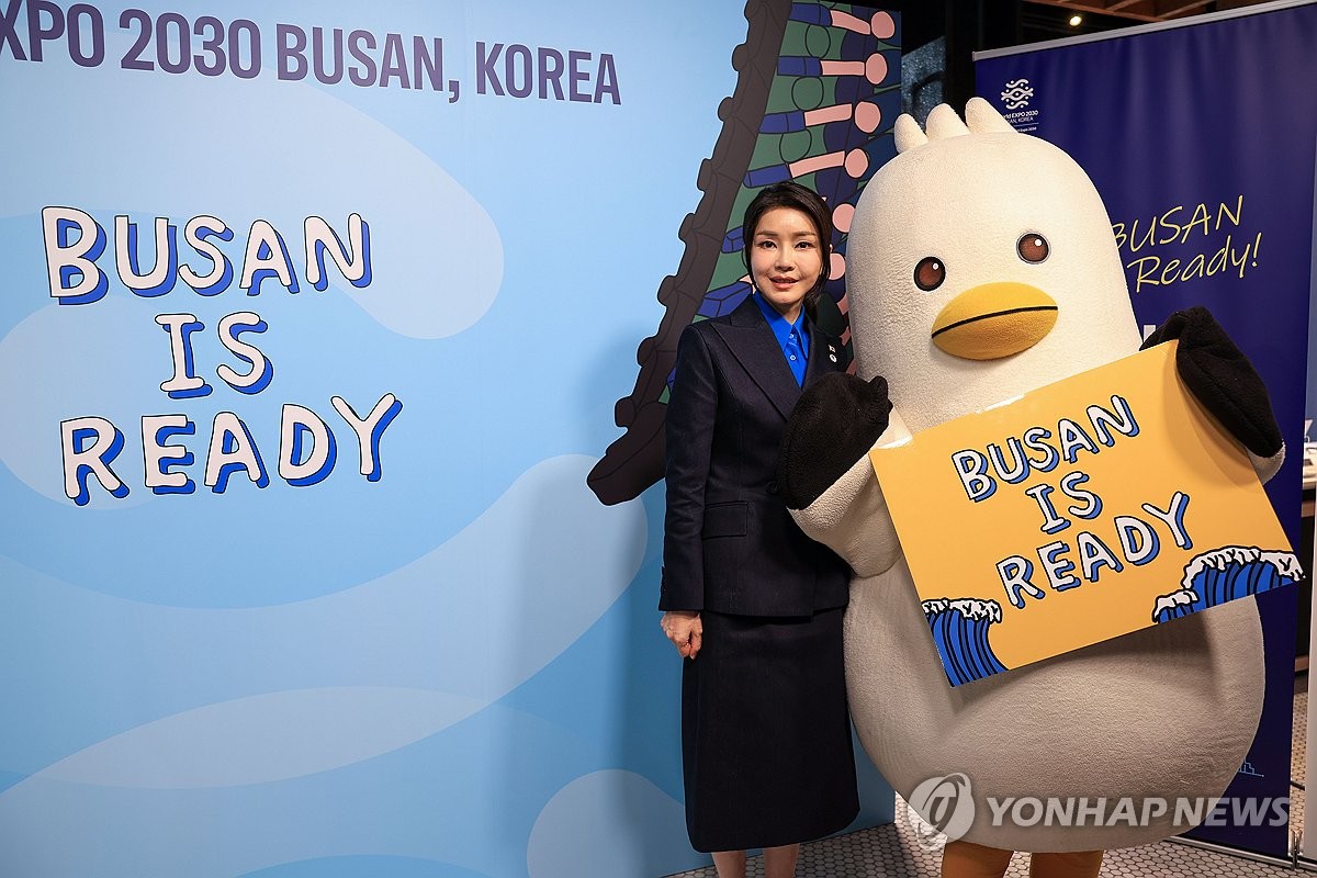 Avec la mascotte de l'Expo 2030 de Busan