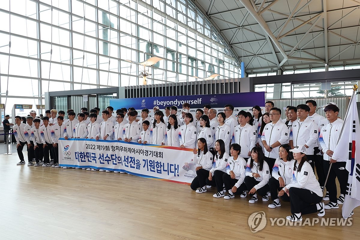 Los atletas y delegados surcoreanos para los Juegos Asiáticos de Hangzhou posan para las fotos, el 20 de septiembre de 2023, en el Aeropuerto Internacional de Incheon, al oeste de Seúl, antes de partir a China.