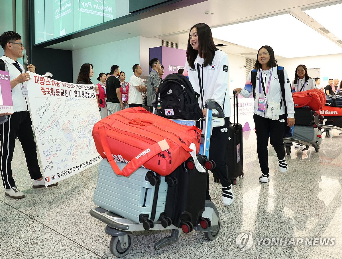 항저우 아시안게임 한국 선수단과 관계자들이 2023년 9월 20일 중국 항저우 항저우 샤오산 국제공항의 게이트를 통과하고 있다.(연합뉴스)