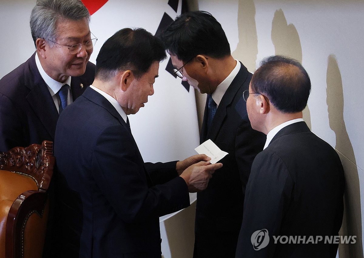 Parliamentary speaker Kim Jin-pyo (2nd from L) and the floor leaders of the two major rival parties are seen checking a ballot cast on a motion to waive opposition leader Lee Jae-myung's immunity from arrest, at the National Assembly in Seoul, on Sept. 21, 2023. (Yonhap)