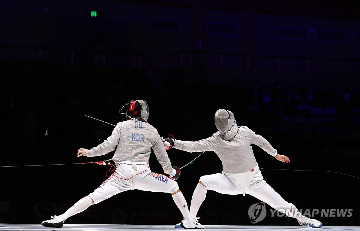 South Korea's Gu Bon-gil (L) and Oh Sang-uk compete in the all-Korean final of the men's individual sabre fencing at Hangzhou Dianzi University Gymnasium in Hangzhou, China, during the 19th Asian Games. (Yonhap)
