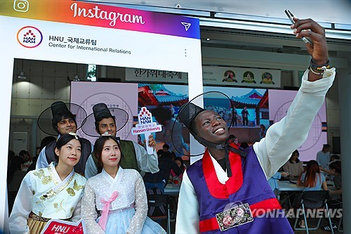 عدد السياح الأجانب القادمين إلى كوريا الجنوبية يصل إلى 1,089,000 في الشهر الماضي