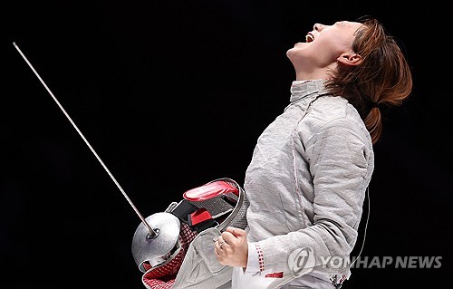 (LEAD) (Asiad) S. Korean fencer Yoon Ji-su claims gold in women's individual sabre
