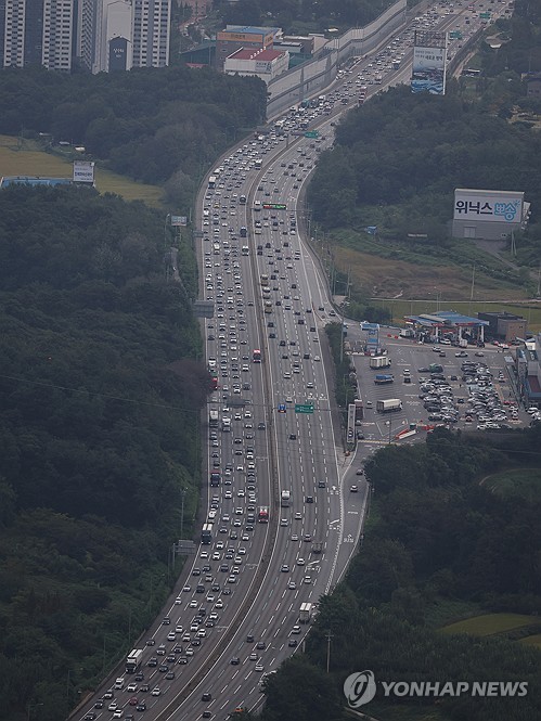 Heavy traffic on highway ahead of Chuseok